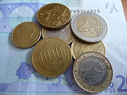 Quelques pièces en Euro posées sur un billet de 20 € / Charles Hirlimann disponible sur Wikimedia commons