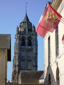 Mairie de Rugles et église Saint-Germain par Nortmannus. photo sous licence Creative Commons disponible sur Wikimedia Commons.