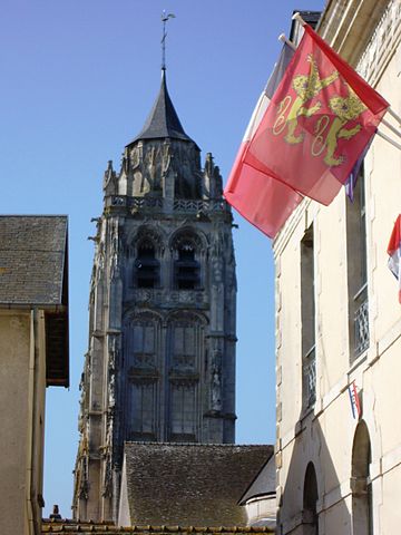 Mairie de Rugles et église Saint-Germain par Nortmannus. photo sous licence Creative Commons disponible sur Wikimedia Commons.