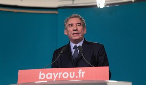 Pendant l'allocution.  Photo @Soazig de la Moissonnière – à QG de campagne de François Bayrou.