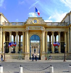 Palais-Bourbon - Paris VII par Mbzt, mai 2011, photo sous licence GNU et Creative Commons disponible sur Wikimedia Commons